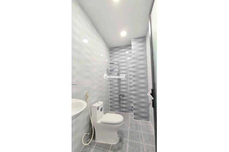 Cần bán gấp căn nhà 3 tầng nằm tại chợ Rạch Kiến - Long An
