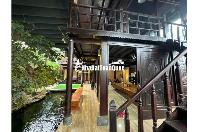 Biệt thự gỗ tâm huyết có hồ Koi
CHỦ ĐI NƯỚC NGOÀI GIẢM GIÁ BÁN NHANH
- Diện tích đất: 279m² (ngang 10m). (Full thổ cư)
- Kết cấu nhà 1 trệt, 1 lầu