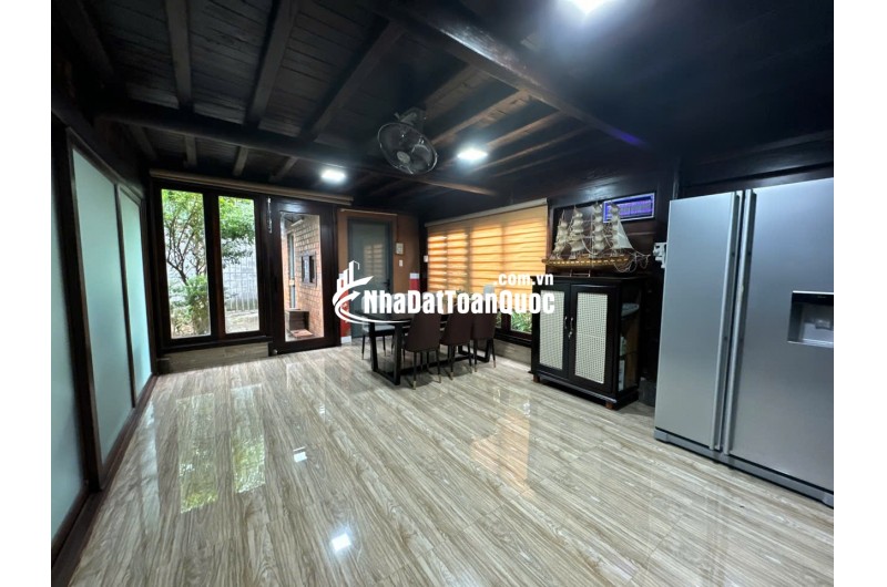 Biệt thự gỗ tâm huyết có hồ Koi
CHỦ ĐI NƯỚC NGOÀI GIẢM GIÁ BÁN NHANH
- Diện tích đất: 279m² (ngang 10m). (Full thổ cư)
- Kết cấu nhà 1 trệt, 1 lầu