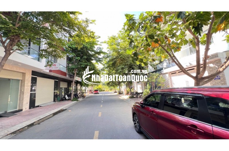 Bán Nhà 3 Tầng Có Thang Máy KĐT Hà Quang 2 Gần Đường Số 4 Gân Biển Nha Trang 
 Diện tích: 80m ngang 5 dài 16m 
Thiết kế 3 Tầng có thang máy , 3 phòng