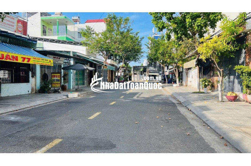 BÁN NHÀ MẶT TIỀN KHÚC THỪA DỤ
Diện tích: 317,5m² (ngang 11m)
Hướng: Đông Nam
Đường trước nhà rộng 15m, khu vực trung tâm sầm uất, tiện kinh doanh