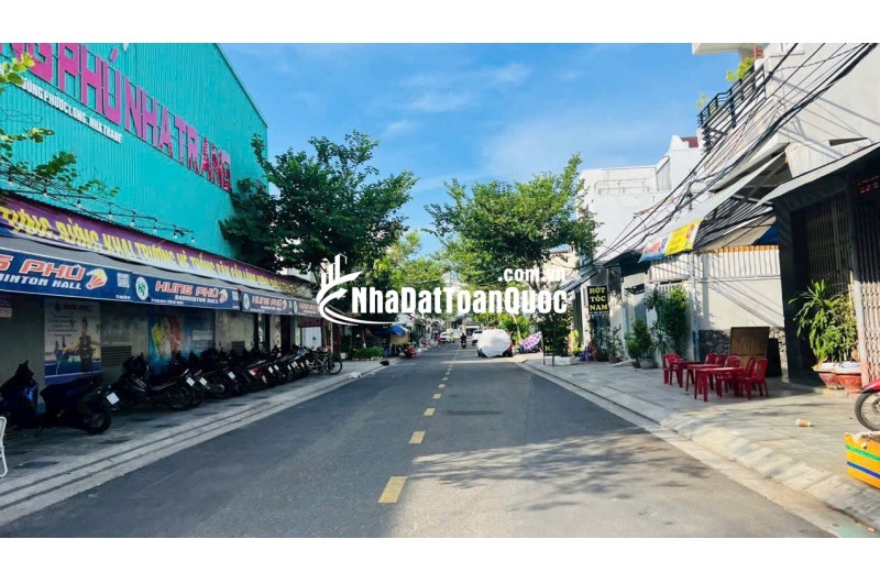 BÁN NHÀ MẶT TIỀN KHÚC THỪA DỤ
Diện tích: 317,5m² (ngang 11m)
Hướng: Đông Nam
Đường trước nhà rộng 15m, khu vực trung tâm sầm uất, tiện kinh doanh