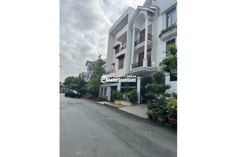 Cho thuê căn biệt thự đường 23, Hiệp Bình Chánh, nhà xây 1 trệt 2 lầu, sân thượng. DT 8x15