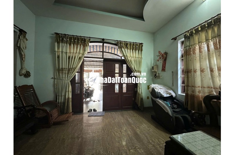 Bán nhà mặt tiền Dương Công Khi, Hóc Môn. DT 200m2, 3 tầng, 6PN. Sổ hồng, giá 15 tỷ.