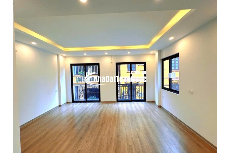 Bán nhà Hoàng Quốc Việt, 55m2 x 5 tầng, Thang máy. Ô tô vào nhà, 20.x tỷ