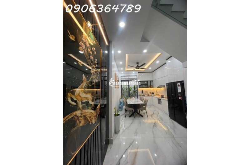 Ngôi nhà nằm ngay trục 3/2 – Điện Biên Phủ, nơi mỗi sáng chỉ vài bước là thấy nhịp sống Sài Gòn rộn ràng.