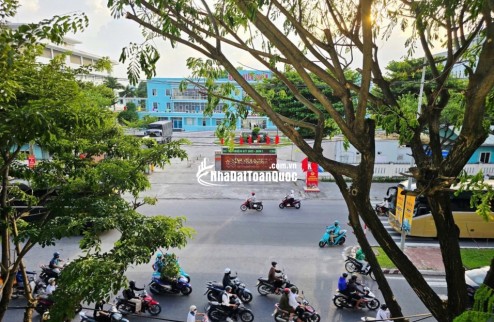 Cần bán nhà 3 tầng MT Nguyễn Hữu Thọ,Đối diện Bệnh Viện Quân Y 17
