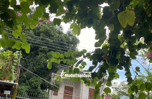 BÁN NHÀ MẶT TIỀN KHÚC THỪA DỤ
Diện tích: 317,5m² (ngang 11m)
Hướng: Đông Nam
Đường trước nhà rộng 15m, khu vực trung tâm sầm uất, tiện kinh doanh