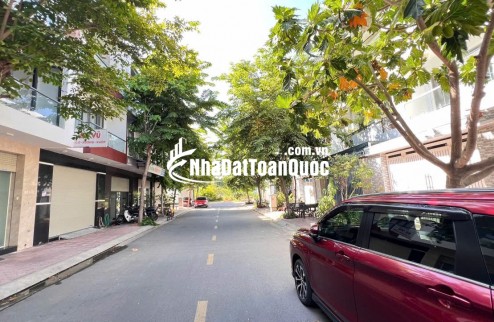 Bán Nhà 3 Tầng Có Thang Máy KĐT Hà Quang 2 Gần Đường Số 4 Gân Biển Nha Trang 
 Diện tích: 80m ngang 5 dài 16m 
Thiết kế 3 Tầng có thang máy , 3 phòng