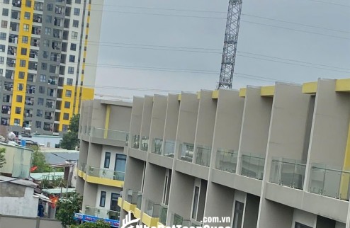 Nhà mặt phố Thống Nhất, Dĩ An: Vị trí vàng, kinh doanh đỉnh, 69m2, 3 tầng, 4PN, 6WC, sổ hồng trao tay, giá hời 8.4 tỷ!