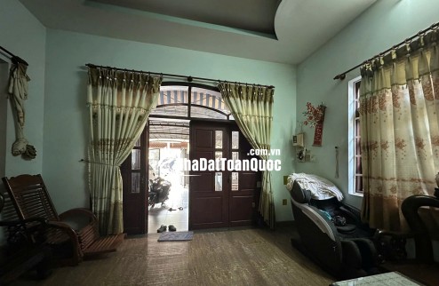Bán nhà mặt tiền Dương Công Khi, Hóc Môn. DT 200m2, 3 tầng, 6PN. Sổ hồng, giá 15 tỷ.