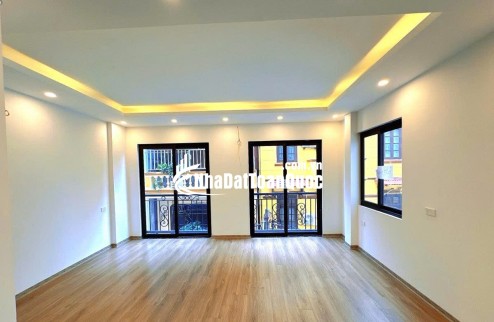 Bán nhà Hoàng Quốc Việt, 55m2 x 5 tầng, Thang máy. Ô tô vào nhà, 20.x tỷ