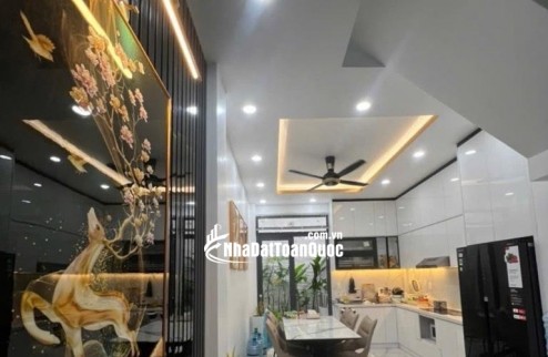 Ngôi nhà nằm ngay trục 3/2 – Điện Biên Phủ, nơi mỗi sáng chỉ vài bước là thấy nhịp sống Sài Gòn rộn ràng.