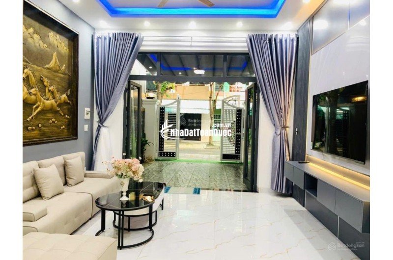 Bán nhà mặt phố Vũ Quỳnh, Hòa Minh, Liên Chiểu, Đà Nẵng. DT 84m2, 3 tầng, 3PN. Giá 7.9 tỷ, Sổ Đỏ. LH: 0877661879