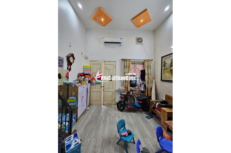 Bán nhà C4 Ngọc Thuỵ 35m lô góc oto qua nhà chỉ 4 tỷ hơn xíu. LH 0936123469