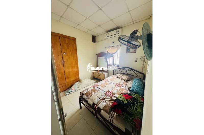 Bán nhà mặt phố Lê Văn Quới, Bình Tân. DT 4x12m, 2 tầng, 2PN. Sổ hồng, giá 4.6 tỷ. LH: 0909898125