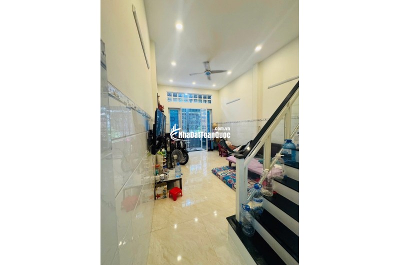 Bán nhà mặt phố Lê Văn Quới, Bình Tân. DT 4x12m, 2 tầng, 2PN. Sổ hồng, giá 4.6 tỷ. LH: 0909898125