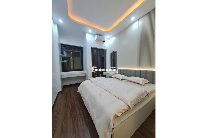 Bán nhà riêng Hoàng Mai, giá 10.6 tỷ, DT 48m2, nhà đẹp mới koong 10m ô tô gần