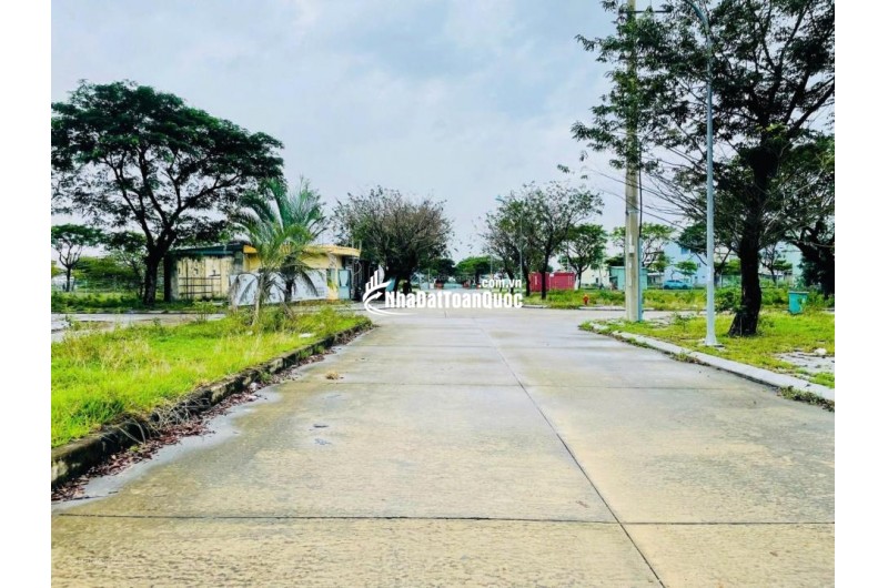 Bán đất thổ cư 250m2 đường Nguyễn Tất Thành, Liên Chiểu, Đà Nẵng. Giá 8 tỷ, sổ đỏ, hướng Đông Nam. LH: 0877661879