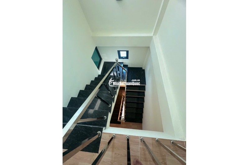 Bán nhà ngõ 465 Ngọc Thuỵ 40m x 3T oto tránh, oto vào nhà chỉ nhỉnh 6 tỷ. LH 0936123469