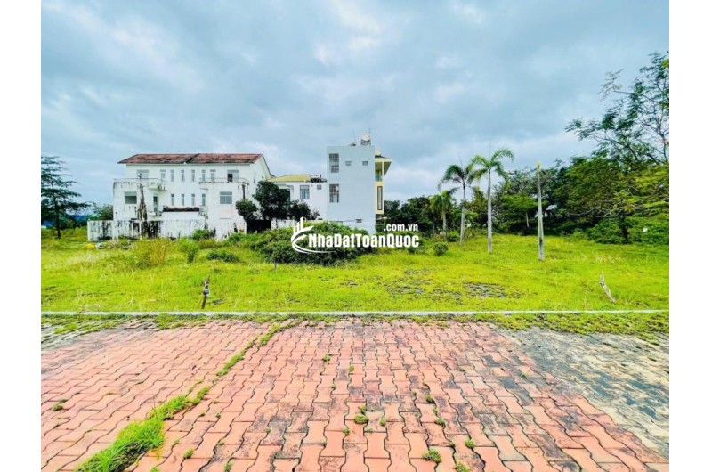 Bán đất thổ cư 250m2 đường Nguyễn Tất Thành, Liên Chiểu, Đà Nẵng. Giá 8 tỷ, sổ đỏ, hướng Đông Nam. LH: 0877661879