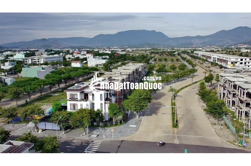 Bán đất thổ cư 250m2 đường Nguyễn Tất Thành, Liên Chiểu, Đà Nẵng. Giá 8 tỷ, sổ đỏ, hướng Đông Nam. LH: 0877661879