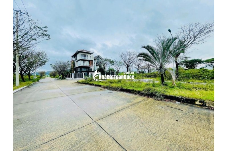 Bán đất thổ cư 250m2 đường Nguyễn Tất Thành, Liên Chiểu, Đà Nẵng. Giá 8 tỷ, sổ đỏ, hướng Đông Nam. LH: 0877661879