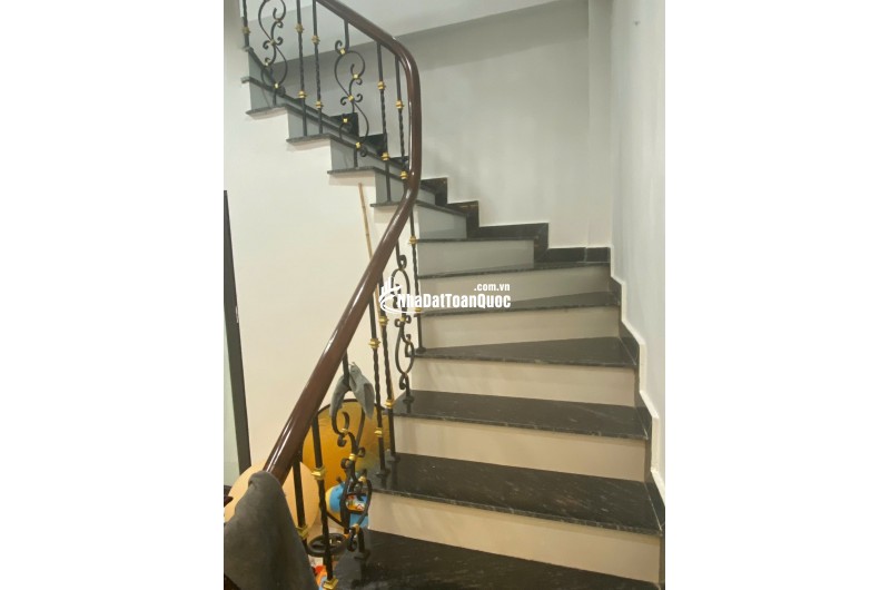 Tôi bán gấp căn nhà đẹp ở luôn ngõ 101 Thanh Nhàn, 38m2, 5 tầng, 6 phòng ngủ giá 12  tỷ có TL