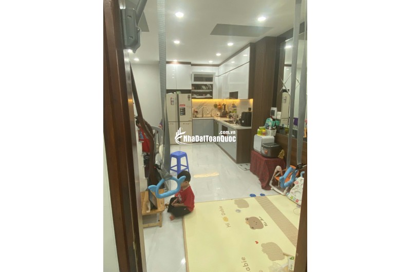 Tôi bán gấp căn nhà đẹp ở luôn ngõ 101 Thanh Nhàn, 38m2, 5 tầng, 6 phòng ngủ giá 12  tỷ có TL