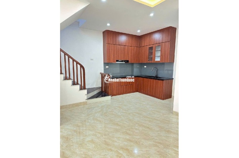 Bán nhà ở Đức Giang, 30m ra mặt phố, nhiều tiện ích. nhà 30,5m. giá 6x tỷ , x tiểu học ( có tl )