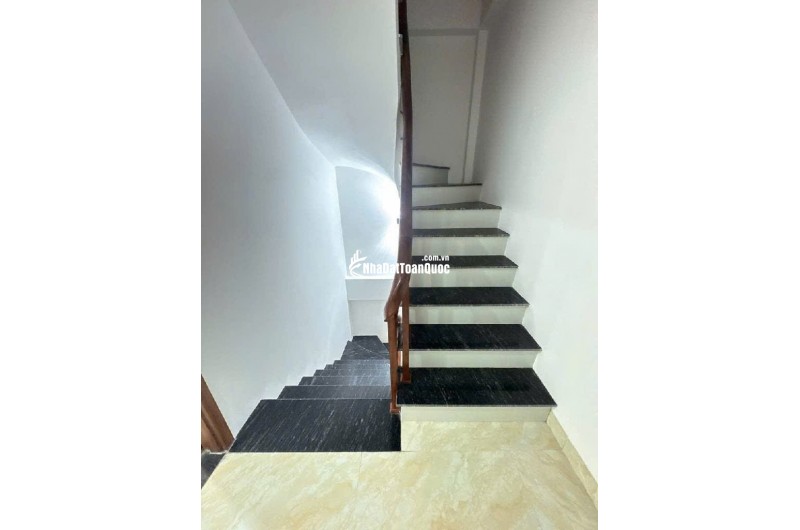 Bán nhà ở Đức Giang, 30m ra mặt phố, nhiều tiện ích. nhà 30,5m. giá 6x tỷ , x tiểu học ( có tl )