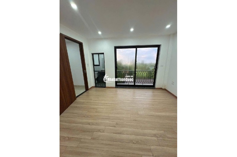 Bán nhà ở Đức Giang, 30m ra mặt phố, nhiều tiện ích. nhà 30,5m. giá 6x tỷ , x tiểu học ( có tl )