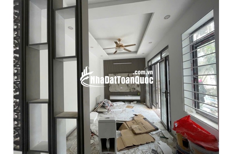 Bán nhà Đức Giang, 30m, Tiện ích ngập tràn, Nhà mới xây. Nội thất cơ bản . Sổ đỏ cất két. Gía chỉ 6x tỷ ( có tl)