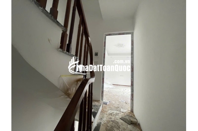 Bán nhà Đức Giang, 30m, Tiện ích ngập tràn, Nhà mới xây. Nội thất cơ bản . Sổ đỏ cất két. Gía chỉ 6x tỷ ( có tl)