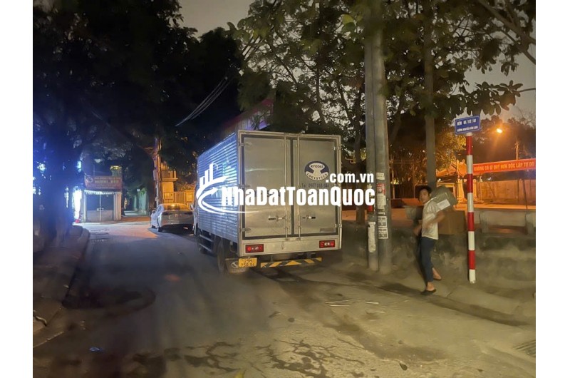 Bán nhà Nguyễn Văn Linh. 31,5m . Mặt đường kinh doanh . View hồ, ô tô tránh . Nhiều tiện ích , Tầng 1 kinh doanh được, Hàng hiếm còn xót lại . Gía