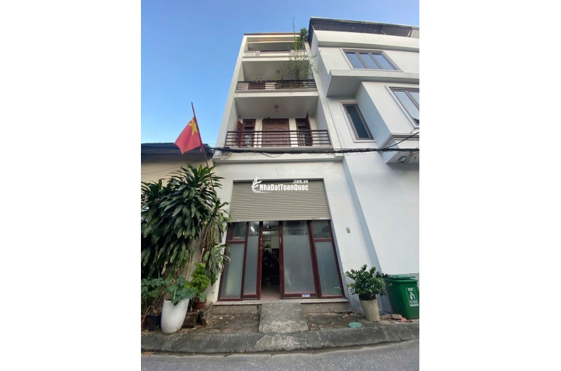 Bán nhà phân lô Ngọc Thụy – Long Biên. Diện tích 55m², 4 tầng, mặt tiền 4m, ô tô tránh, có ô chờ thang máy, giá 15.x tỷ.