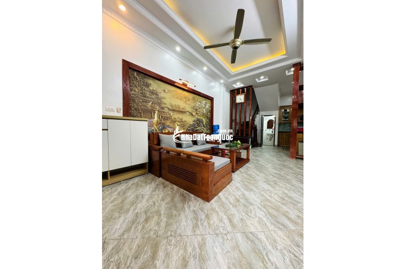 Bán nhà Phố Trạm, Long Biên – 30m² – 5 tầng – 7.x  tỷ – Ngõ ô tô đi qua nhà