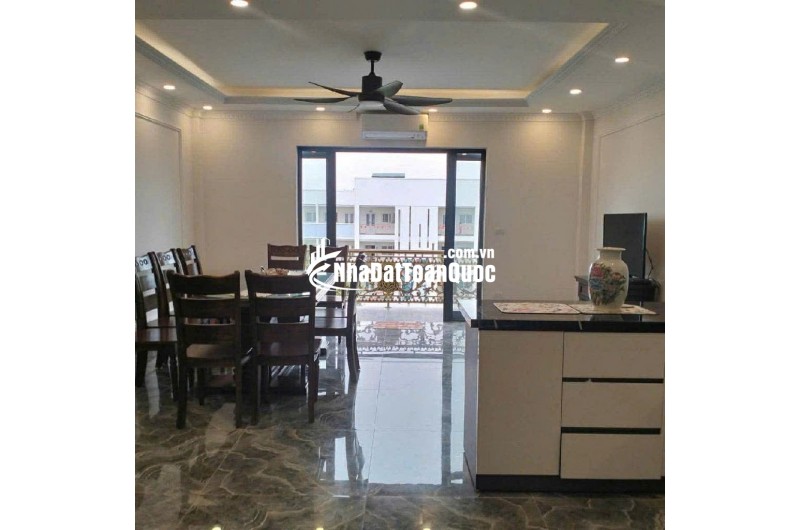 Bán nhà Nguyễn Văn Linh. 50m . Không cõ căn thứ hai. Gần trường,chợ , vinhome . Có thể kinh doanh được. Nhà 7 tầng có thang máy, full nội thất . Chủ