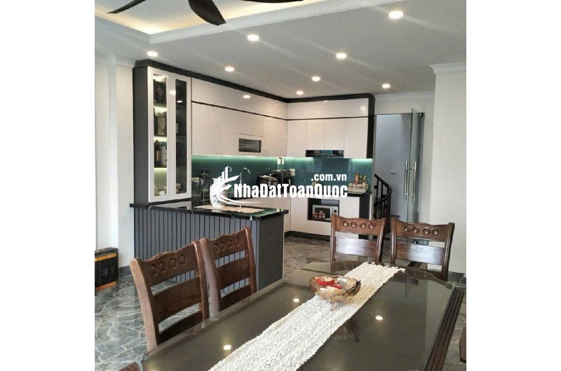 Bán nhà Nguyễn Văn Linh. 50m . Không cõ căn thứ hai. Gần trường,chợ , vinhome . Có thể kinh doanh được. Nhà 7 tầng có thang máy, full nội thất . Chủ