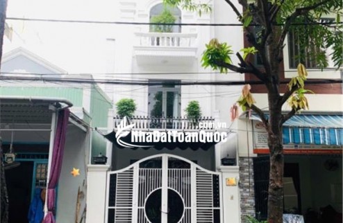 Bán nhà mặt phố Vũ Quỳnh, Hòa Minh, Liên Chiểu, Đà Nẵng. DT 84m2, 3 tầng, 3PN. Giá 7.9 tỷ, Sổ Đỏ. LH: 0877661879