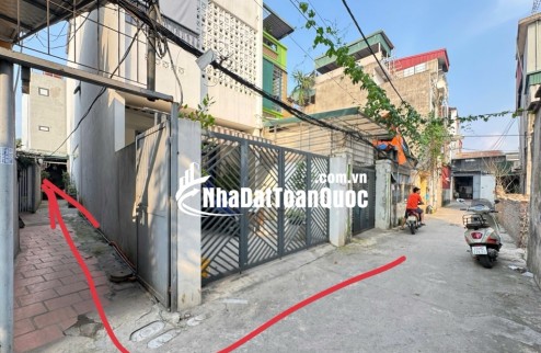 Bán nhà C4 ngõ 405 Ngọc Thuỵ 57m gần oto chỉ nhỉnh 4 tỷ. LH 0936123469