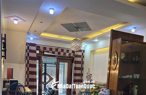 Nhà HXH đường ĐHT02, sát chợ, 5 x 18m, 4 tấm, 7 PN