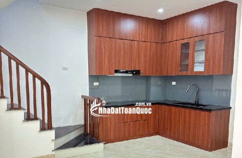 Bán nhà ở Đức Giang, 30m ra mặt phố, nhiều tiện ích. nhà 30,5m. giá 6x tỷ , x tiểu học ( có tl )