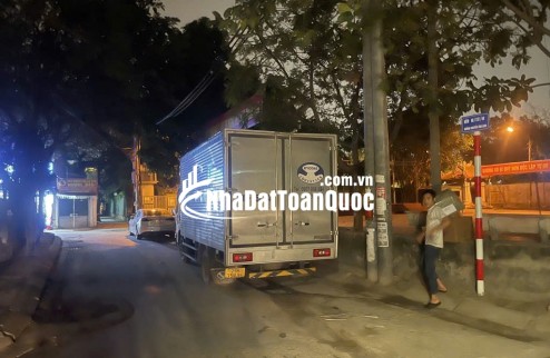 Bán nhà Nguyễn Văn Linh. 31,5m . Mặt đường kinh doanh . View hồ, ô tô tránh . Nhiều tiện ích , Tầng 1 kinh doanh được, Hàng hiếm còn xót lại . Gía