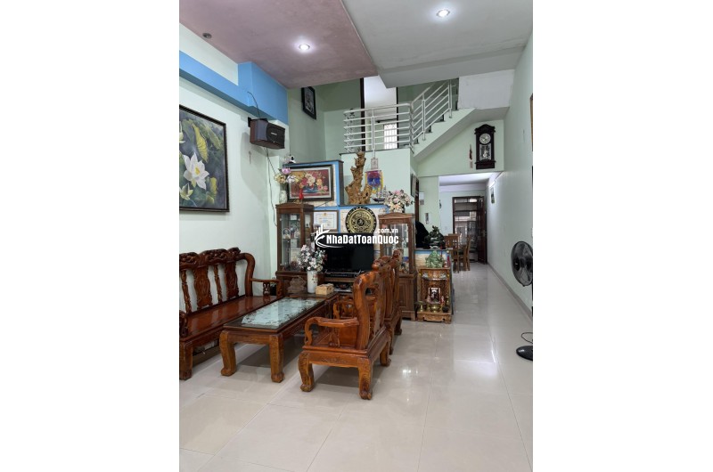 Gia chủ đi nước ngoài cần bán gấp nhà 2 tầng kiên cố đường Lương Văn Can - Tp Huế