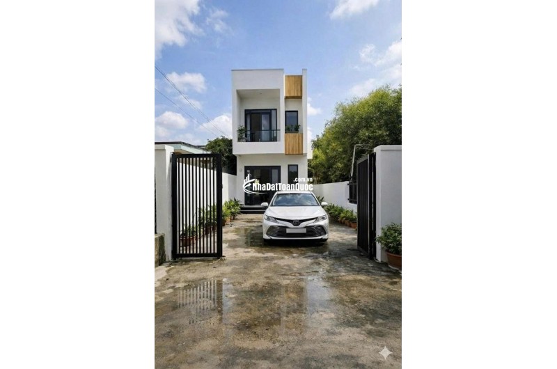 Căn góc Nguyễn Chí Thanh nhà trệt lầu có sân xe hơi giá 2,98 tỷ. Sổ hồng riêng