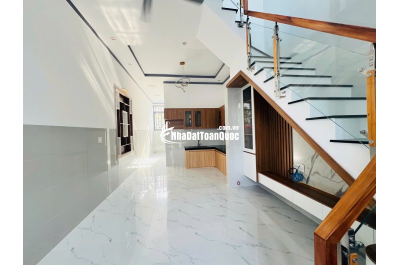 Căn góc Nguyễn Chí Thanh nhà trệt lầu có sân xe hơi giá 2,98 tỷ. Sổ hồng riêng