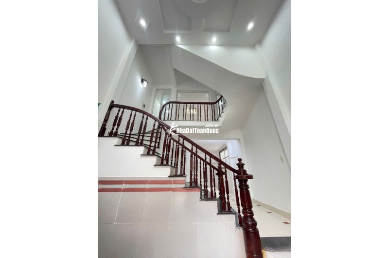 HOÀNG MAI GIÁP HAI BÀ – Ô TÔ TRÁNH – KINH DOANH – LÔ GÓC NỞ HẬU