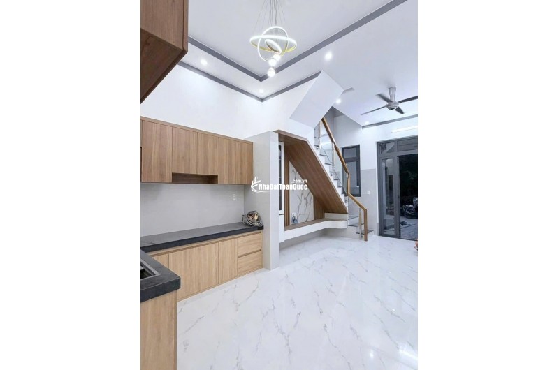 Căn góc Nguyễn Chí Thanh nhà trệt lầu có sân xe hơi giá 2,98 tỷ. Sổ hồng riêng