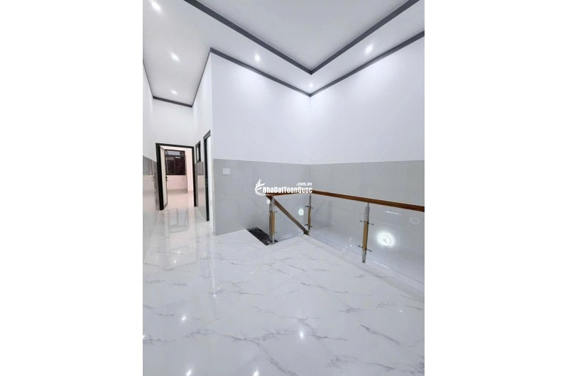 Căn góc Nguyễn Chí Thanh nhà trệt lầu có sân xe hơi giá 2,98 tỷ. Sổ hồng riêng